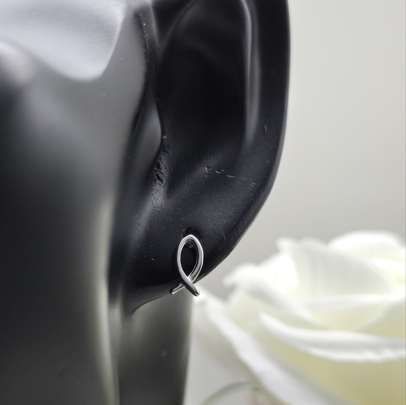 ❤️ CHRISTIAN FISH STUD EARRINGS - Picture 3 of 7
